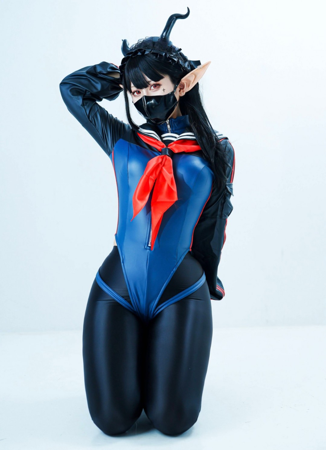 日本美女Cos《EVA》明日香胶衣 大方展示性感好身材