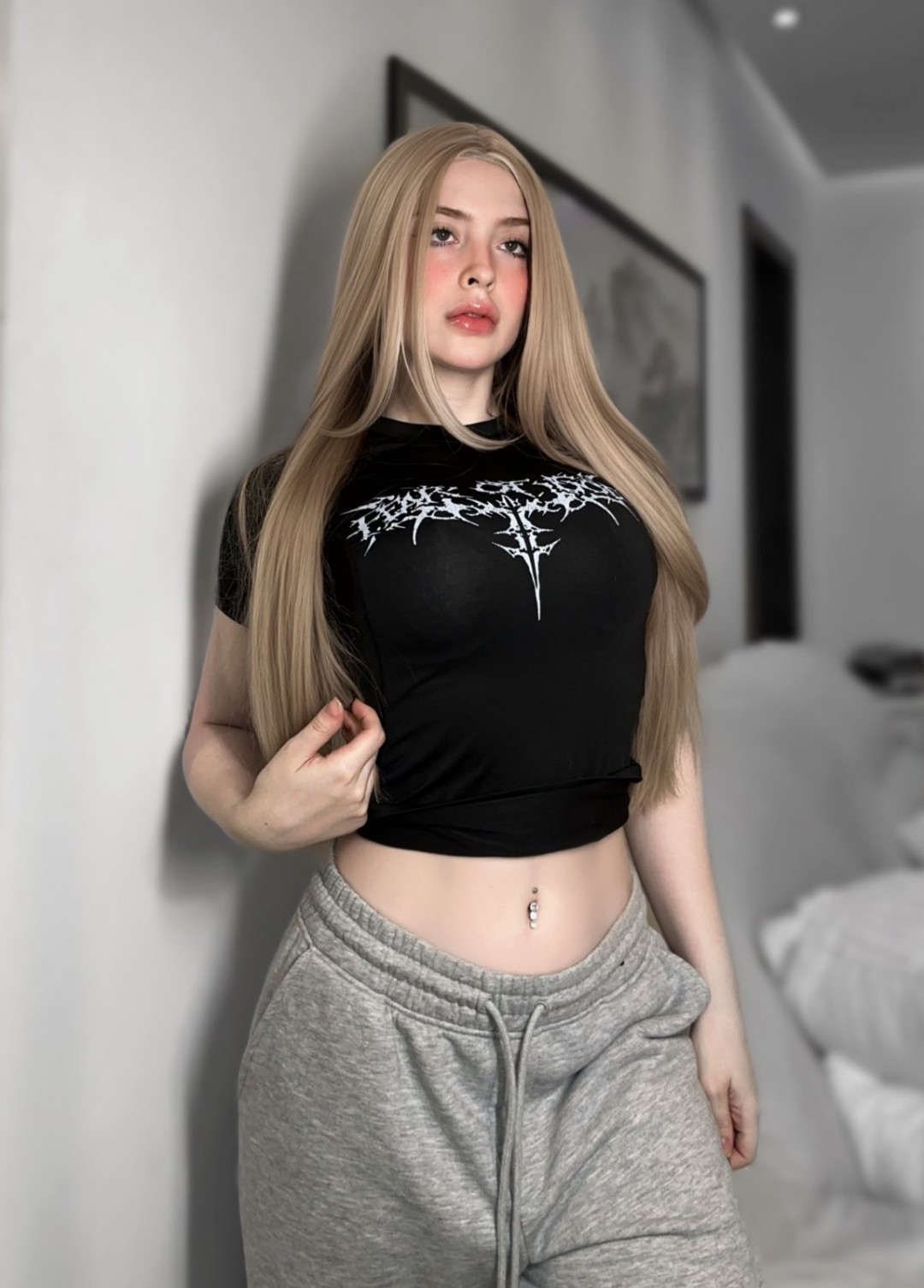 巴西辣妹Thayse COS美图：前凸后翘 大肉腿吸睛
