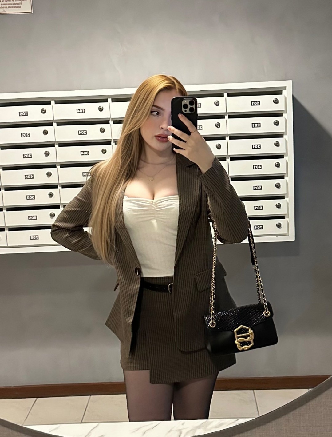 巴西辣妹Thayse COS美图：前凸后翘 大肉腿吸睛