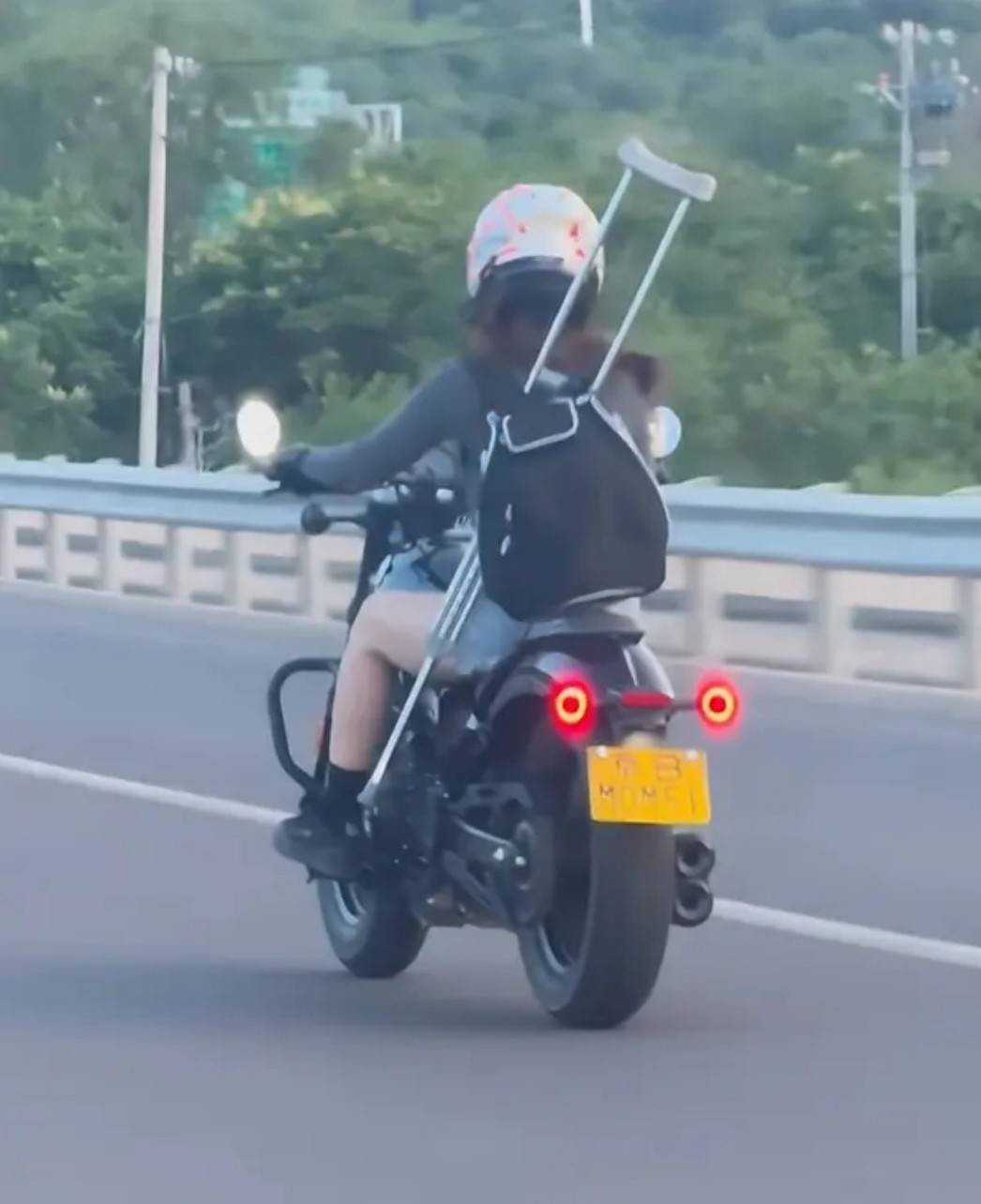 周一內(nèi)涵囧圖云飛系列 美女騎馬能陶冶情操鍛煉形體
