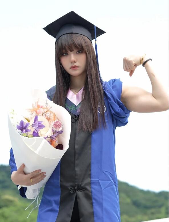 周一內(nèi)涵囧圖云飛系列 美女騎馬能陶冶情操鍛煉形體