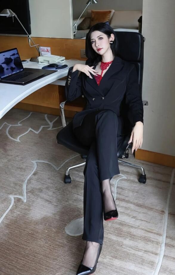 周一內(nèi)涵囧圖云飛系列 美女騎馬能陶冶情操鍛煉形體