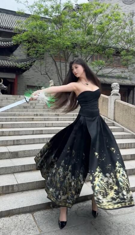 周一內(nèi)涵囧圖云飛系列 美女騎馬能陶冶情操鍛煉形體