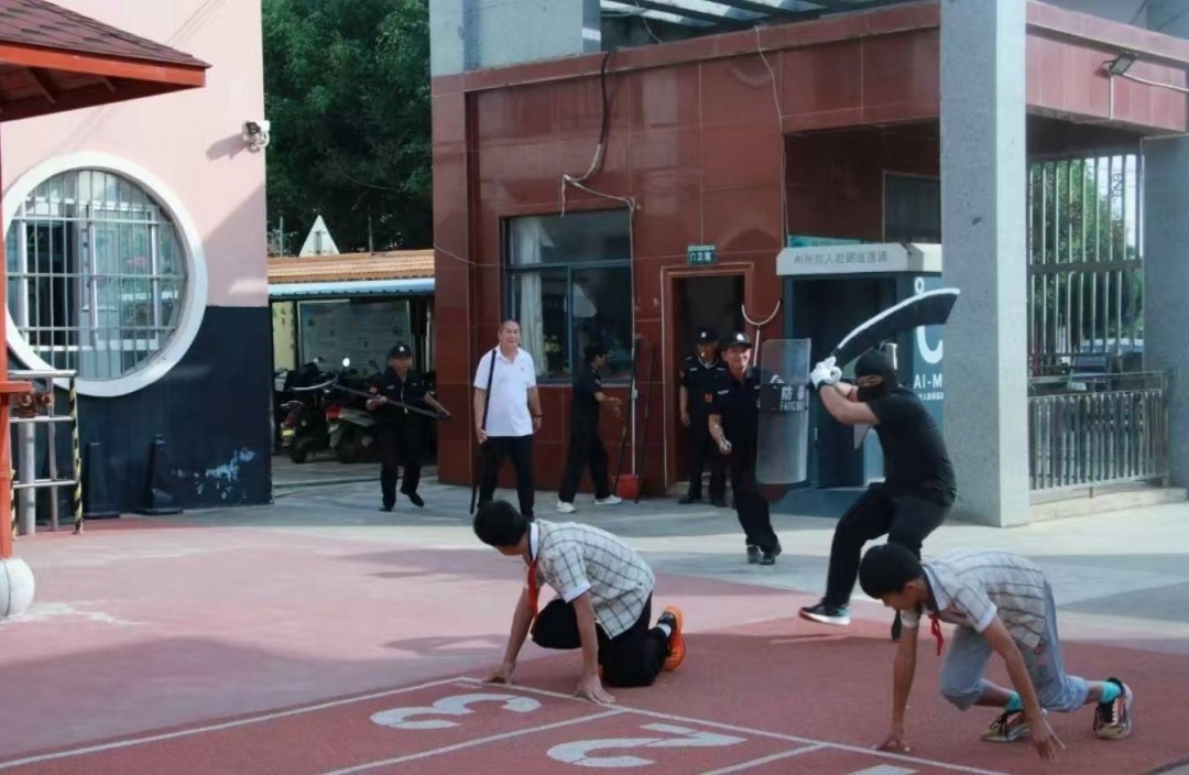周五福利囧圖云飛系列 小姑娘不善言辭但懂得拳腳