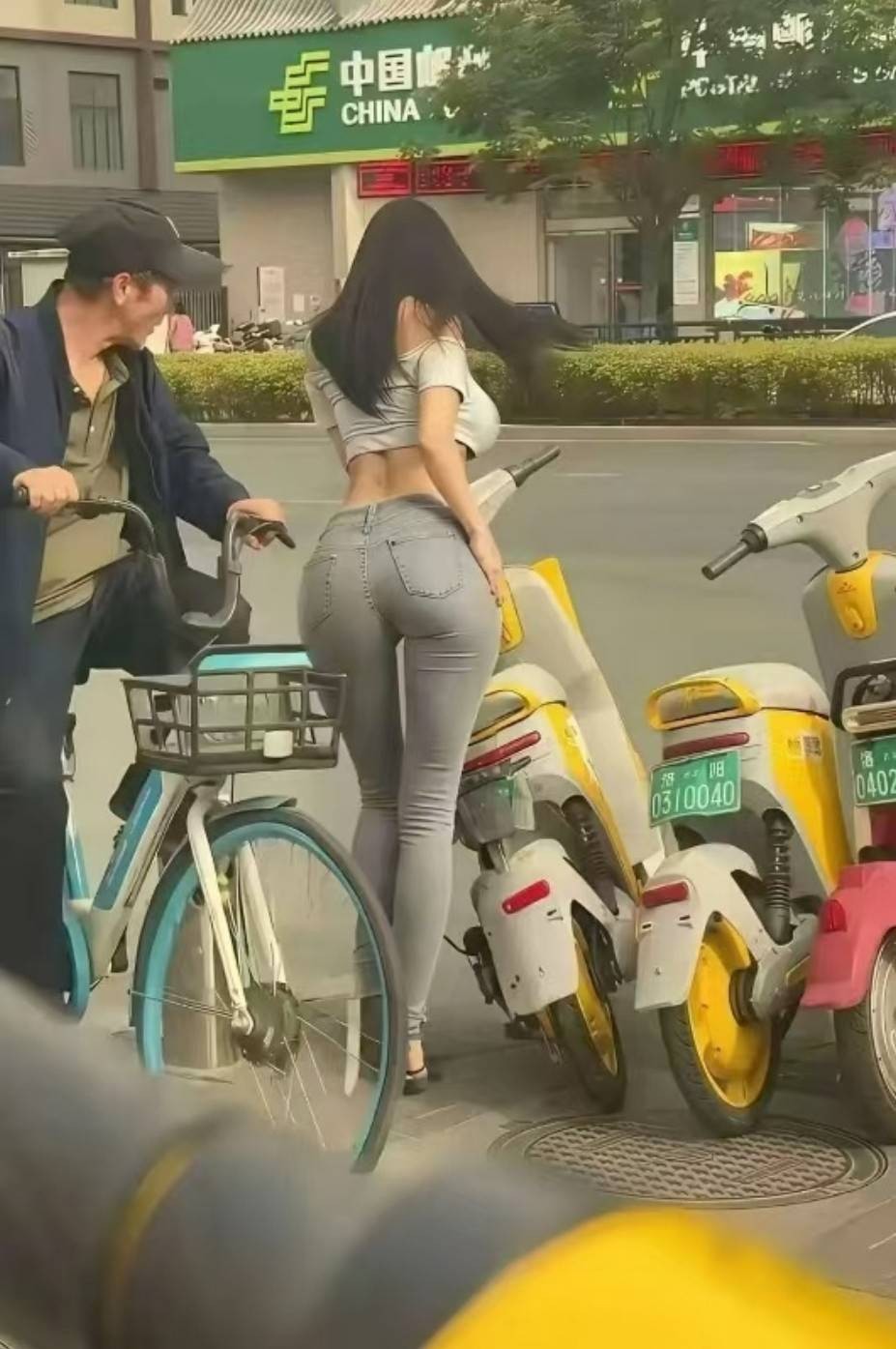 周一內(nèi)涵囧圖云飛系列 美女姿勢特別這節(jié)目效果不錯