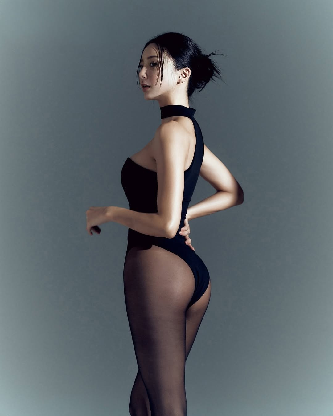 日本模特鈴木みか福利图赏：黑丝美腿 曼妙身姿！