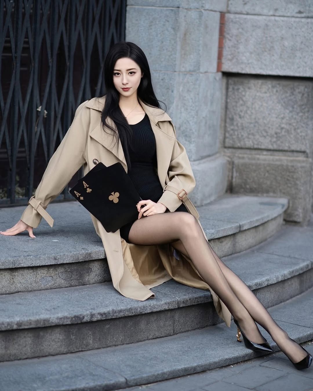 日本模特鈴木みか福利图赏：黑丝美腿 曼妙身姿！