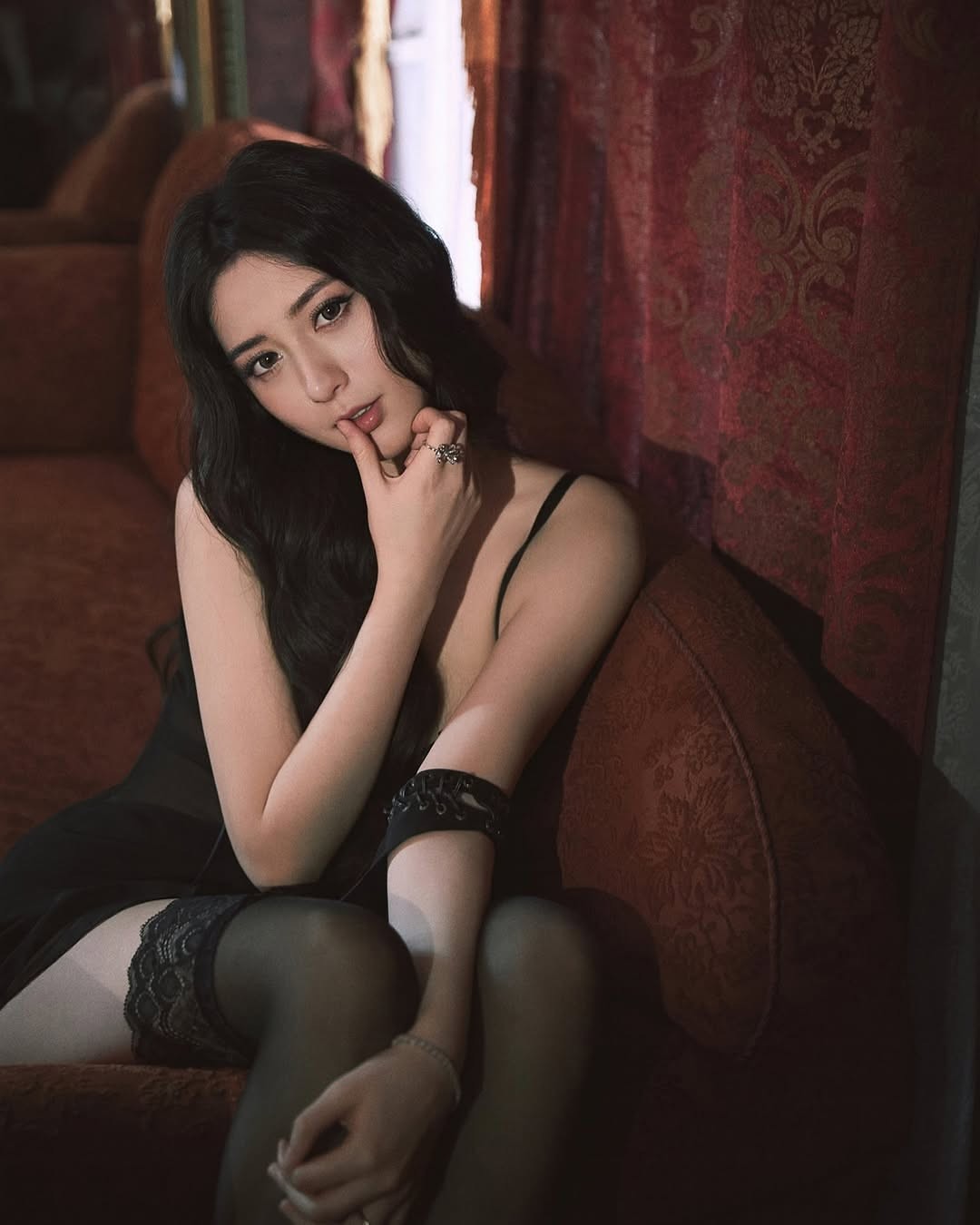 日本模特鈴木みか福利图赏：黑丝美腿 曼妙身姿！