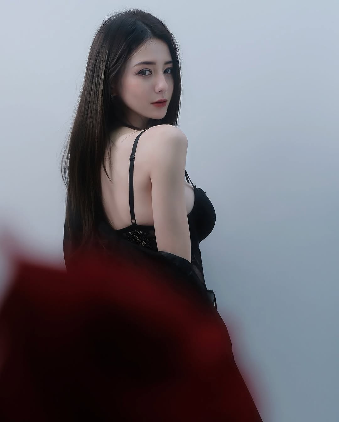 日本模特鈴木みか福利图赏：黑丝美腿 曼妙身姿！