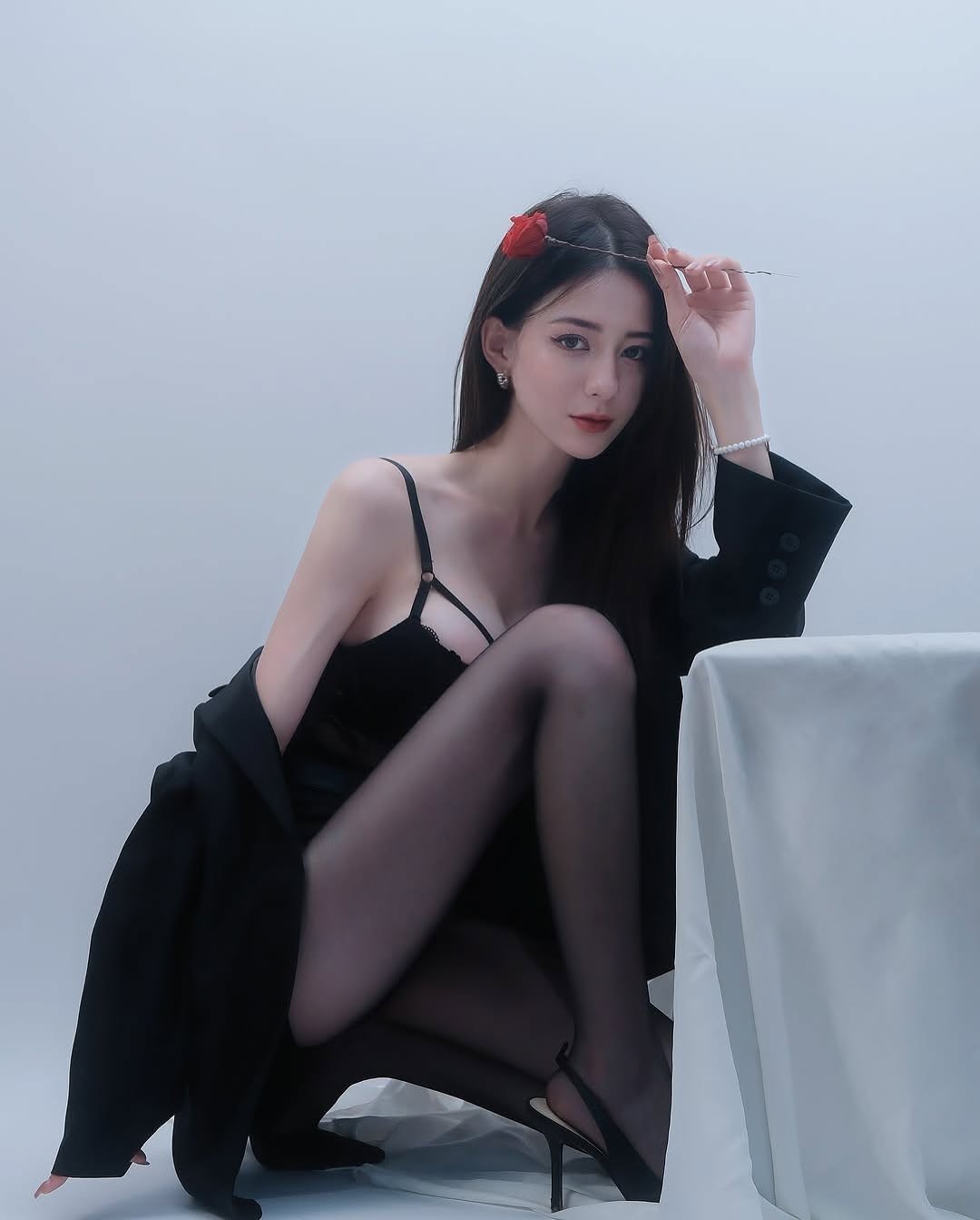 日本模特鈴木みか福利图赏：黑丝美腿 曼妙身姿！