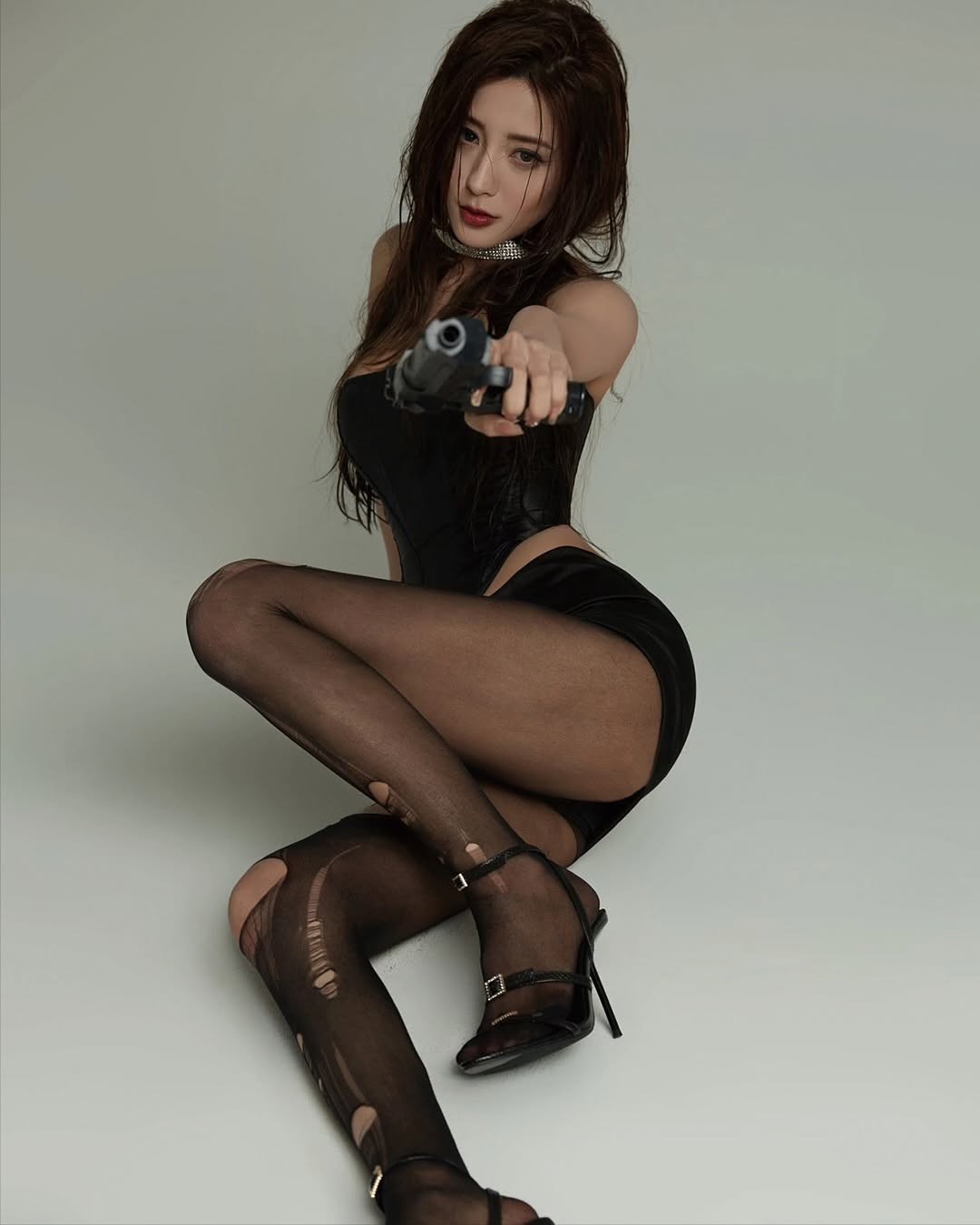 日本模特鈴木みか福利图赏：黑丝美腿 曼妙身姿！