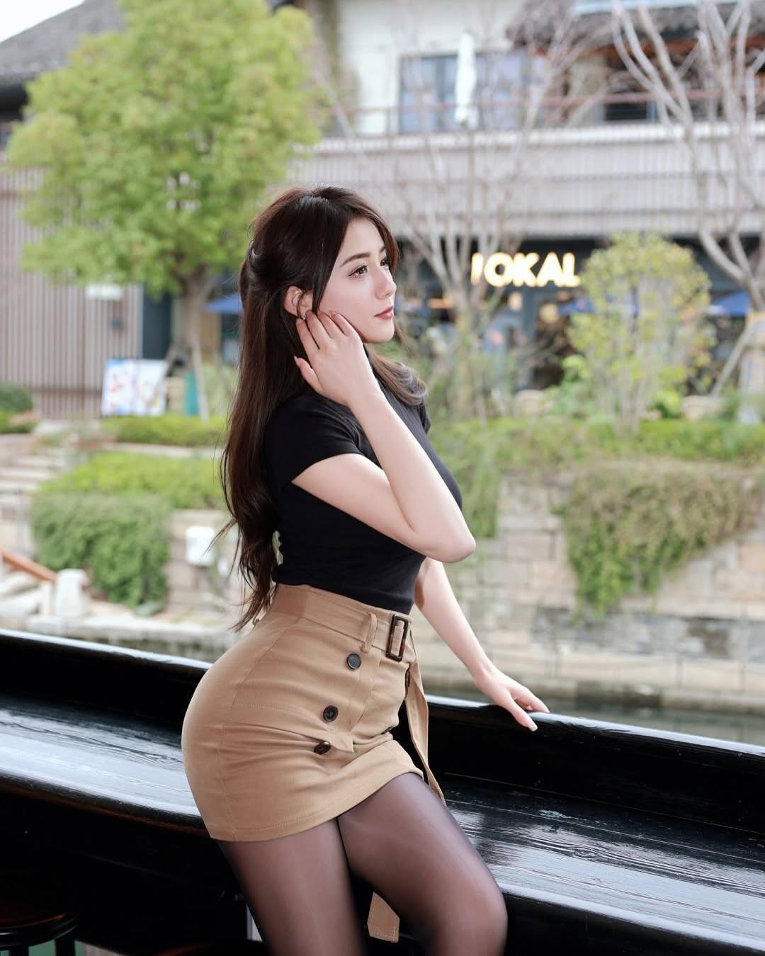 日本模特鈴木みか福利图赏：黑丝美腿 曼妙身姿！