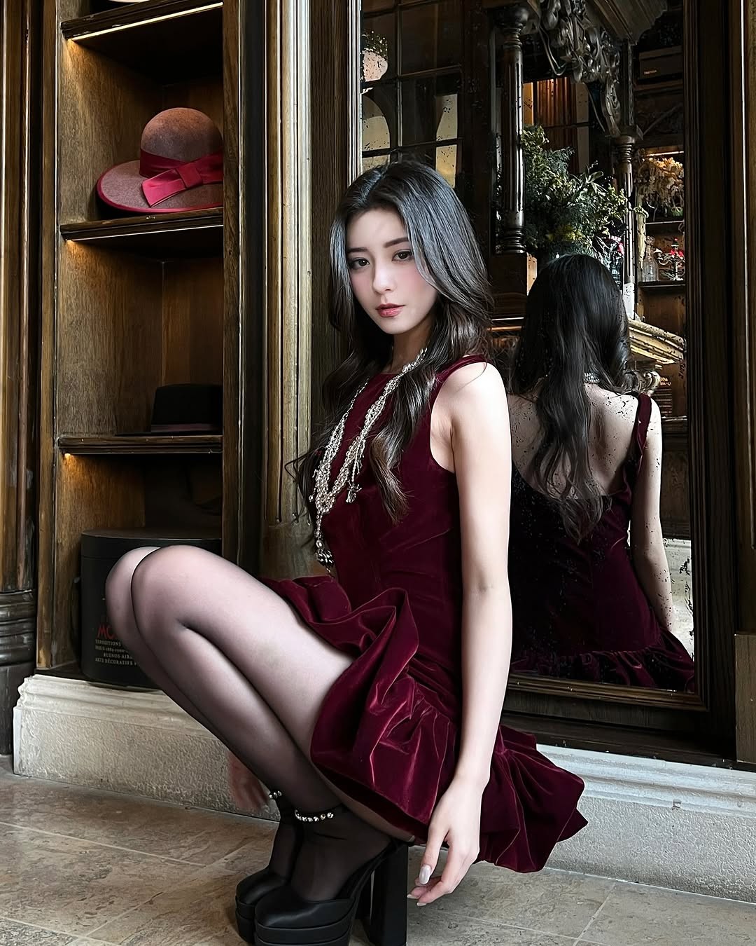 日本模特鈴木みか福利图赏：黑丝美腿 曼妙身姿！