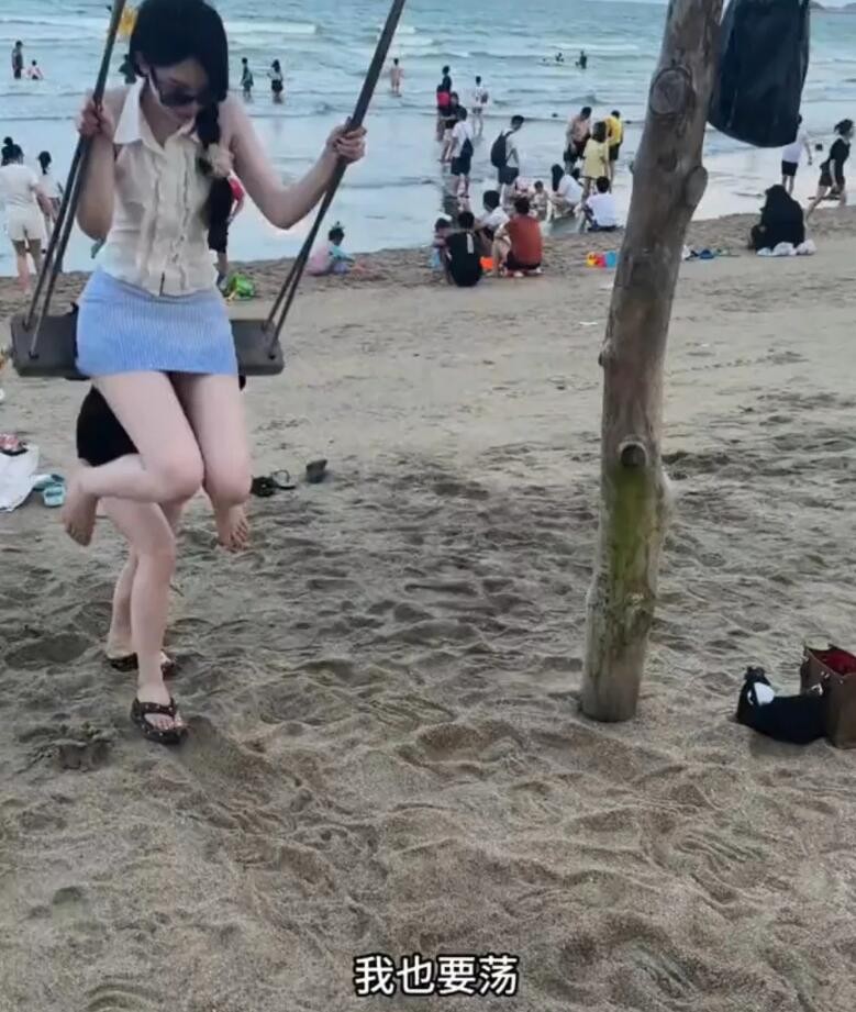 周五福利囧圖云飛系列 美女穿了泳裝為何還穿黑絲