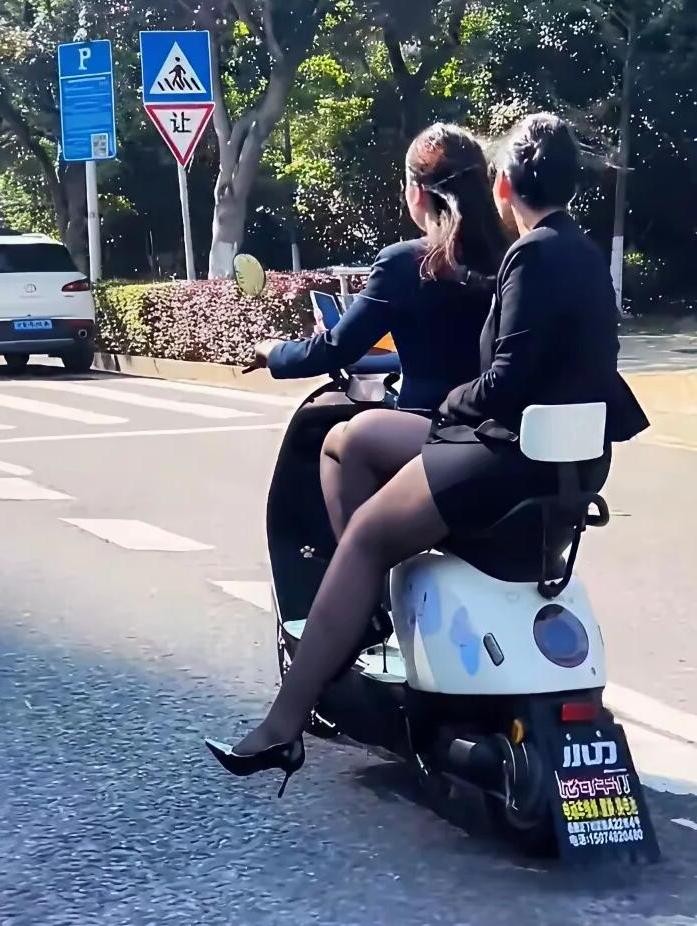 周五福利囧圖云飛系列 美女穿了泳裝為何還穿黑絲