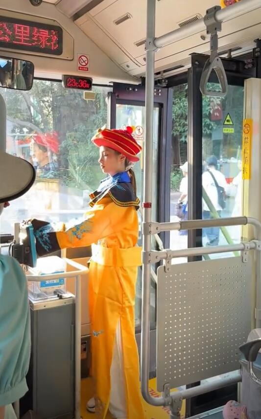 周五福利囧圖云飛系列 美女穿了泳裝為何還穿黑絲