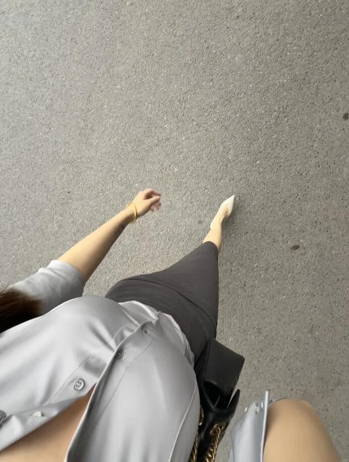 周五福利囧圖云飛系列 美女穿了泳裝為何還穿黑絲