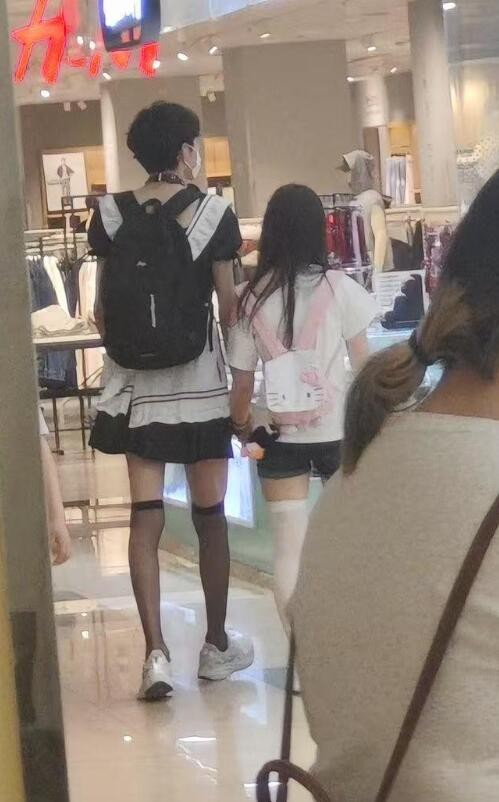 周五福利囧圖云飛系列 美女穿了泳裝為何還穿黑絲