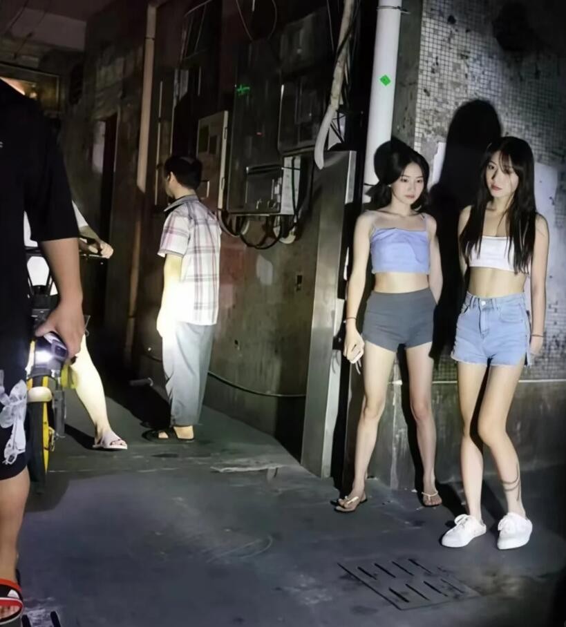 周五福利囧圖云飛系列 美女穿了泳裝為何還穿黑絲