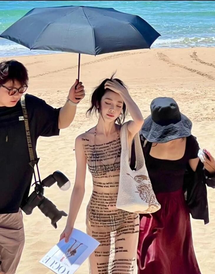 周五福利囧圖云飛系列 美女穿了泳裝為何還穿黑絲