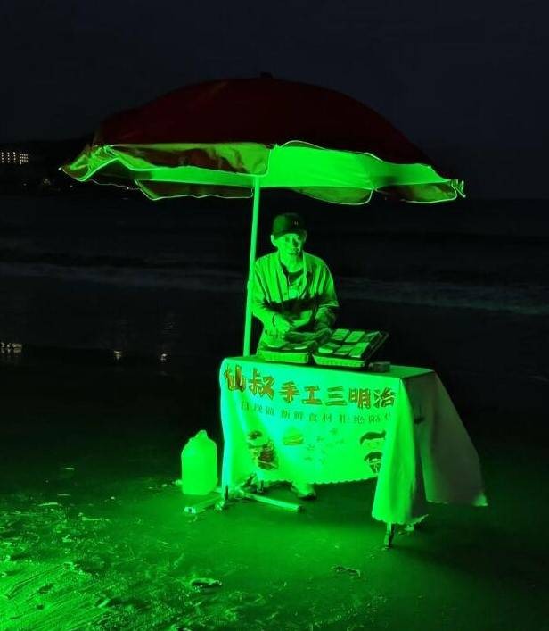 3DM輕松一刻第1492期 小姨光顧著拍照不專心看孩子