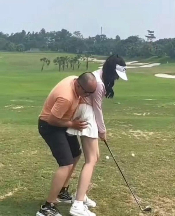 3DM輕松一刻第1492期 小姨光顧著拍照不專心看孩子