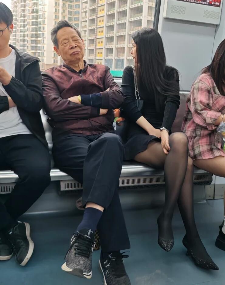 3DM輕松一刻第1492期 小姨光顧著拍照不專心看孩子