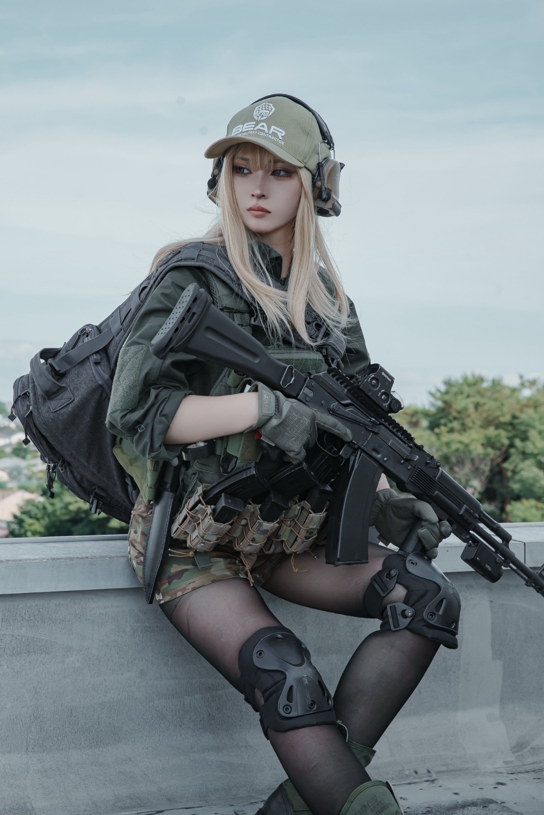 國外美女Cos《逃離塔科夫》角色 顏值高身材超棒