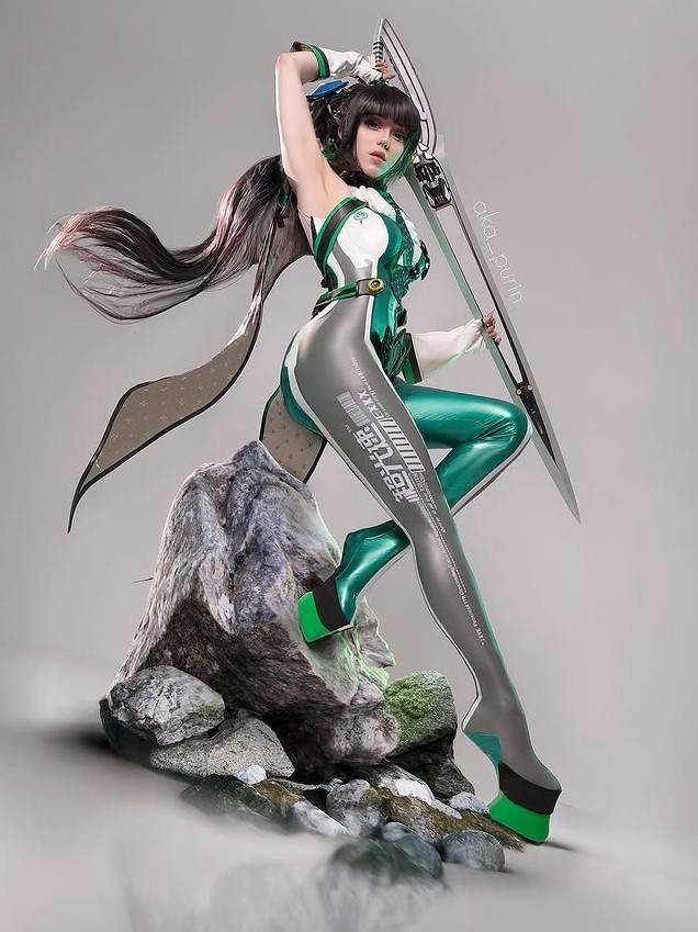 波蘭美女Cos《劍星》女主伊芙 穿泳裝秀絕美身材