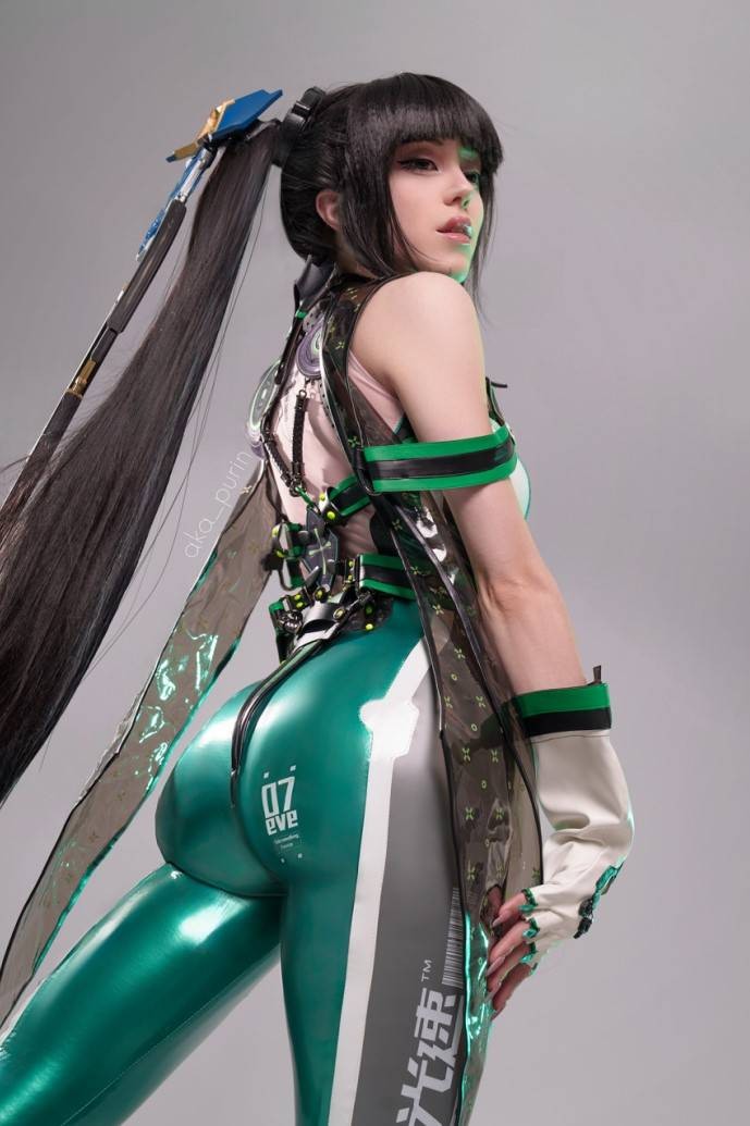 波蘭美女Cos《劍星》女主伊芙 穿泳裝秀絕美身材