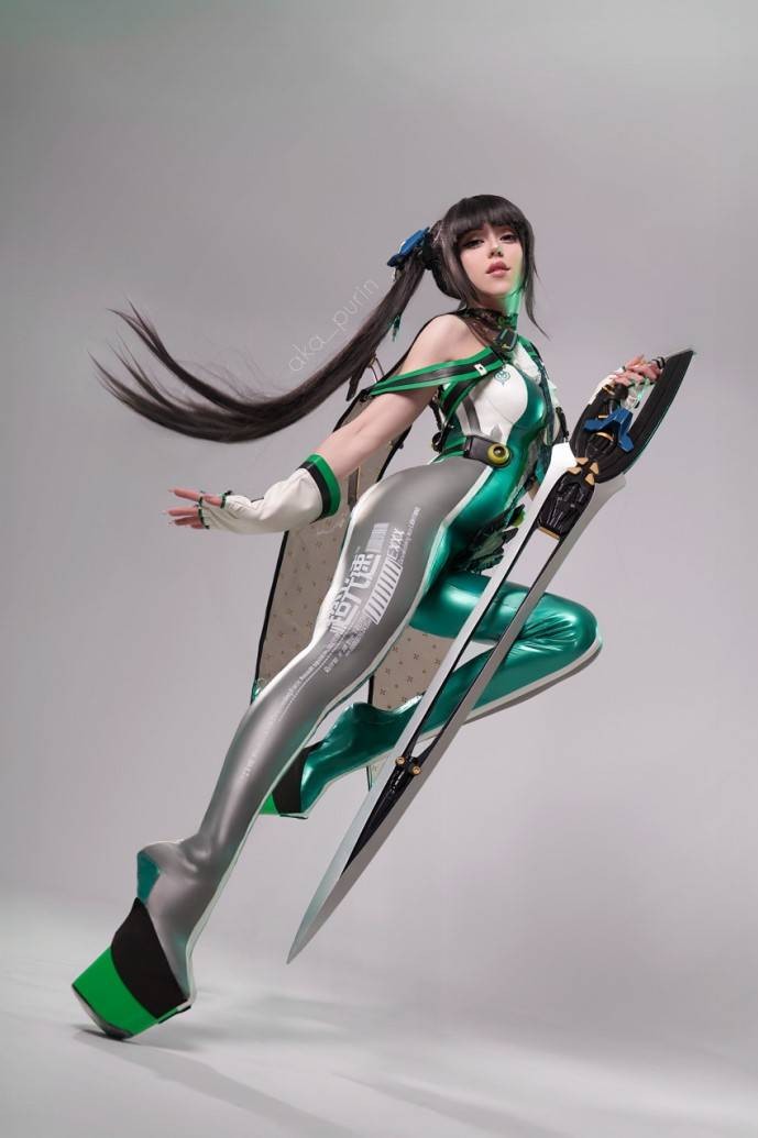 波蘭美女Cos《劍星》女主伊芙 穿泳裝秀絕美身材
