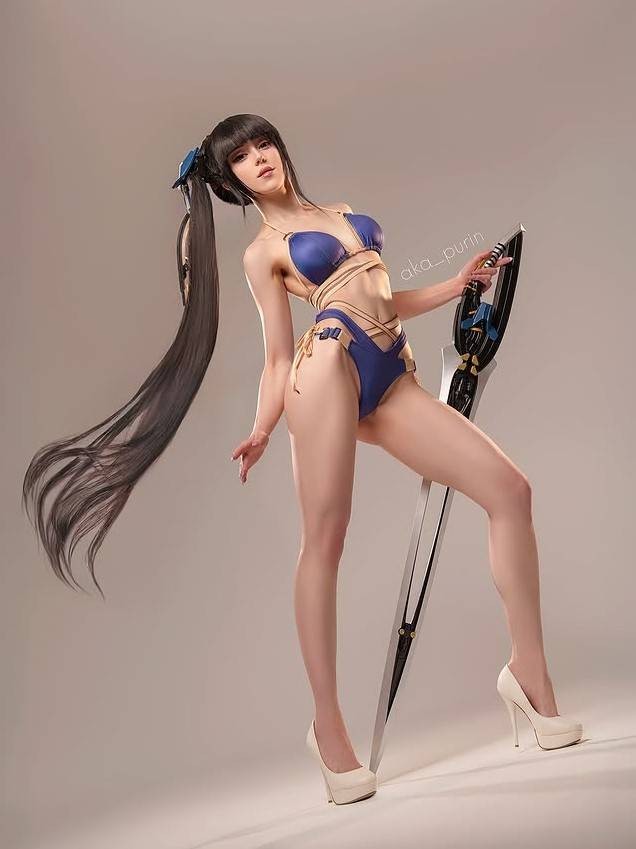 波蘭美女Cos《劍星》女主伊芙 穿泳裝秀絕美身材