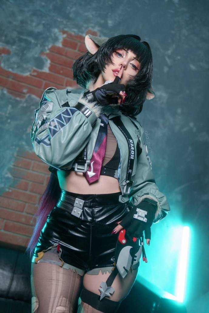 波蘭美女Cos《劍星》女主伊芙 穿泳裝秀絕美身材