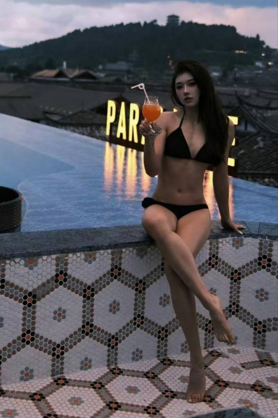 周五福利囧圖云飛系列 清風(fēng)不解風(fēng)情未撩美女長裙