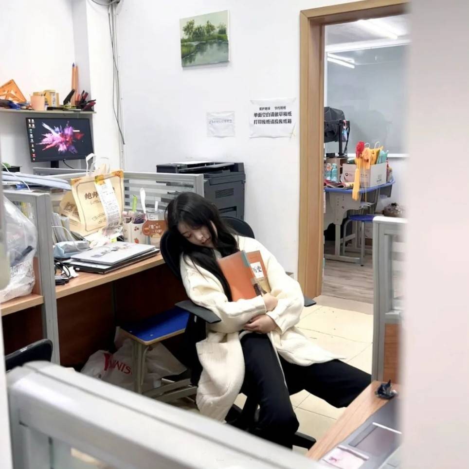 周五福利囧圖云飛系列 清風(fēng)不解風(fēng)情未撩美女長裙