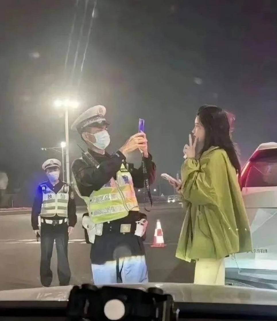 周一内涵囧图云飞系列 美女懂礼貌又青春靓丽！