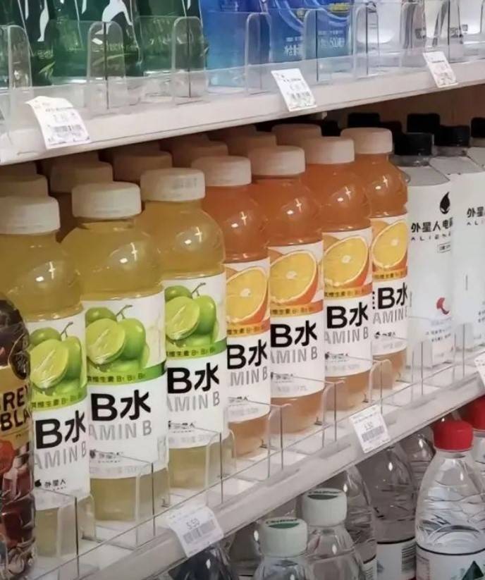 周一内涵囧图云飞系列 美女懂礼貌又青春靓丽！