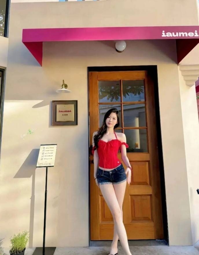 周一内涵囧图云飞系列 美女懂礼貌又青春靓丽！
