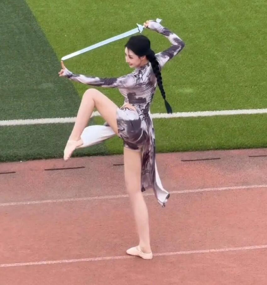 周一內(nèi)涵囧圖云飛系列 美女懂禮貌又青春靚麗！