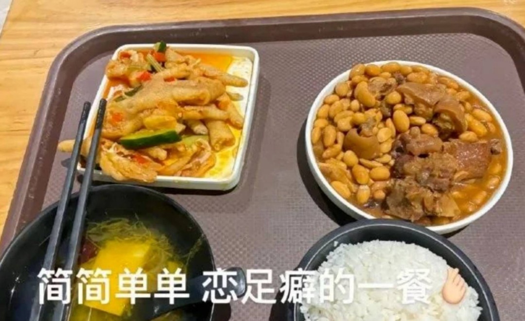 周一内涵囧图云飞系列 美女这钢琴弹得真好看啊！
