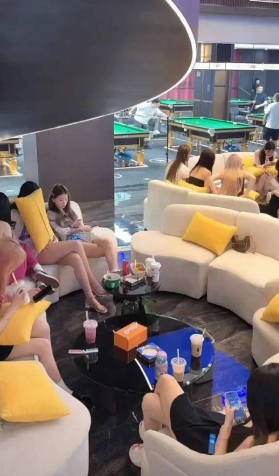 周一内涵囧图云飞系列 美女这钢琴弹得真好看啊！