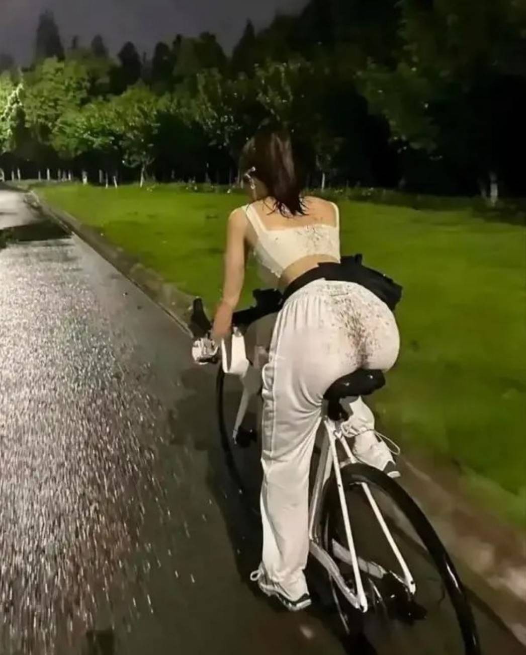 周一內(nèi)涵囧圖云飛系列 不是說瑜伽是很優(yōu)雅的嗎?