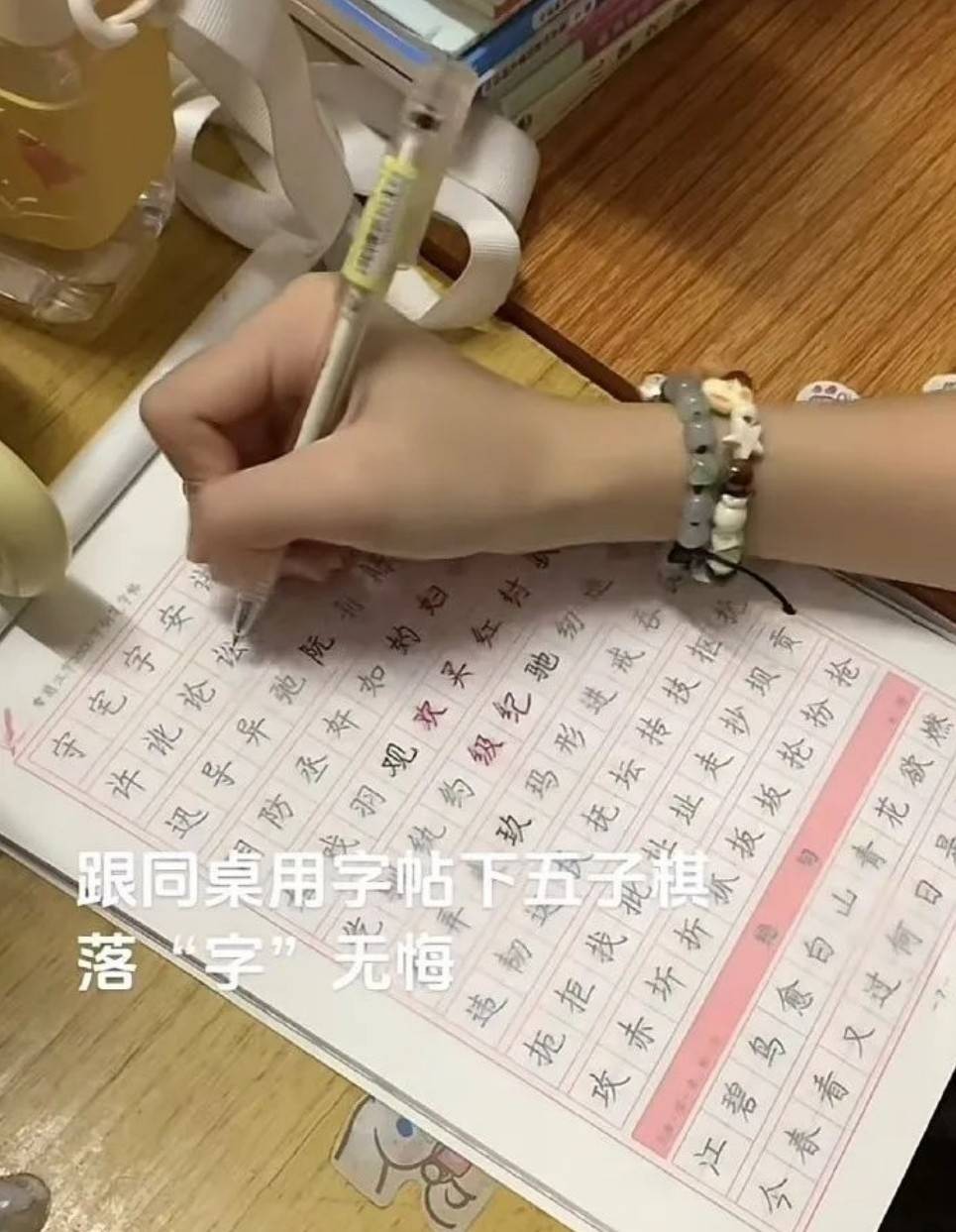 周一內(nèi)涵囧圖云飛系列 不是說瑜伽是很優(yōu)雅的嗎?