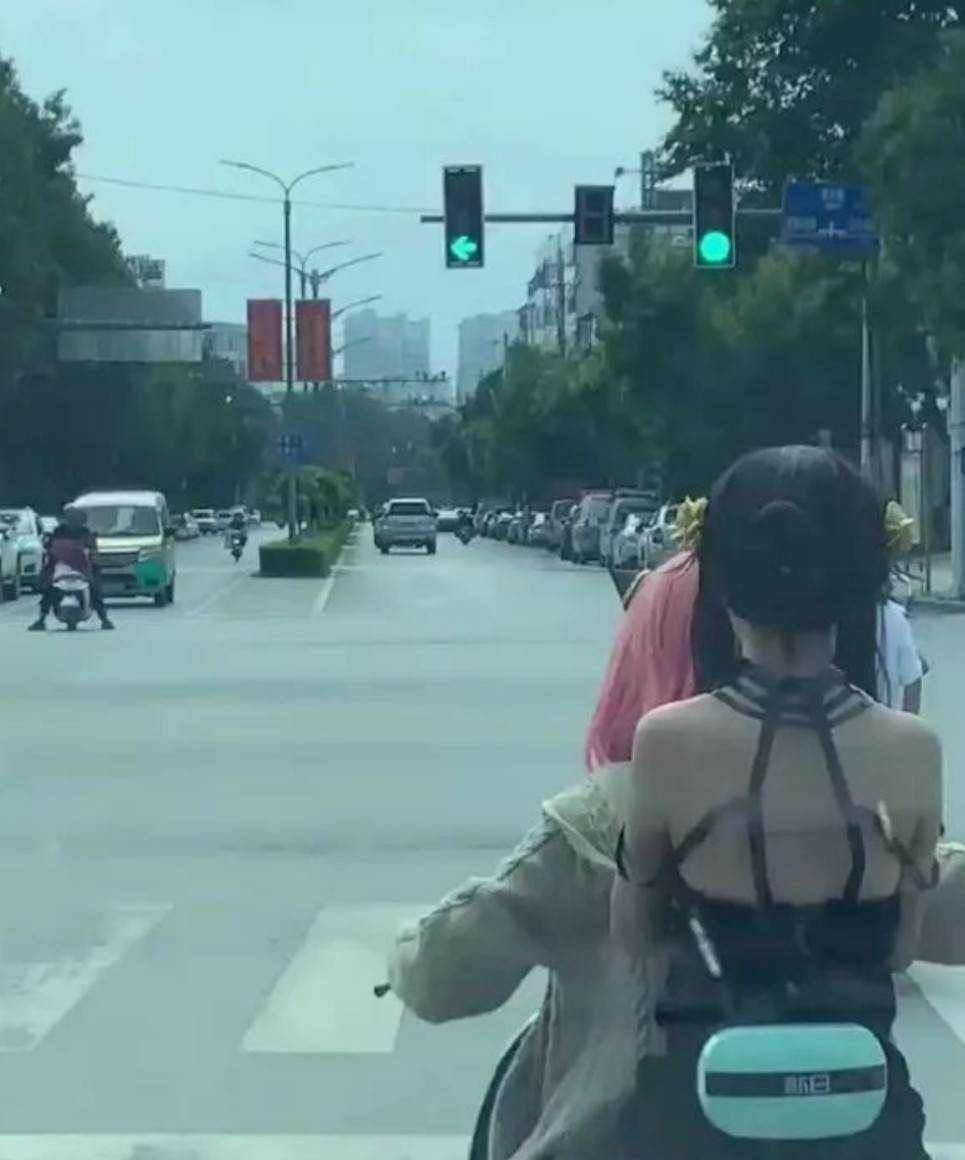 周一內(nèi)涵囧圖云飛系列 不是說瑜伽是很優(yōu)雅的嗎?