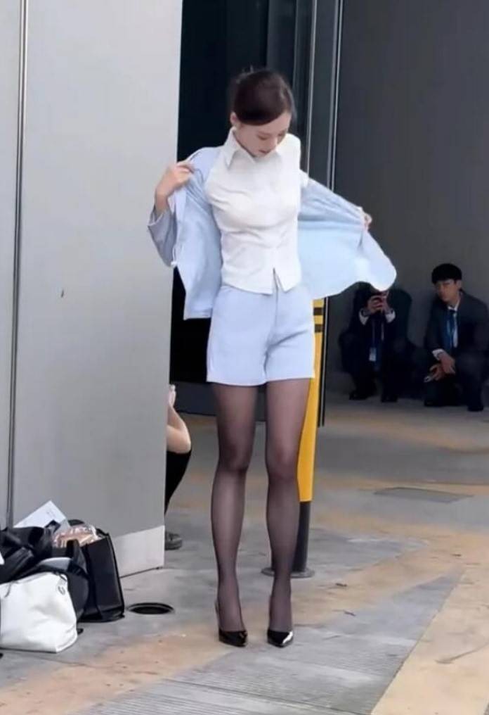 周一內(nèi)涵囧圖云飛系列 不是說瑜伽是很優(yōu)雅的嗎?
