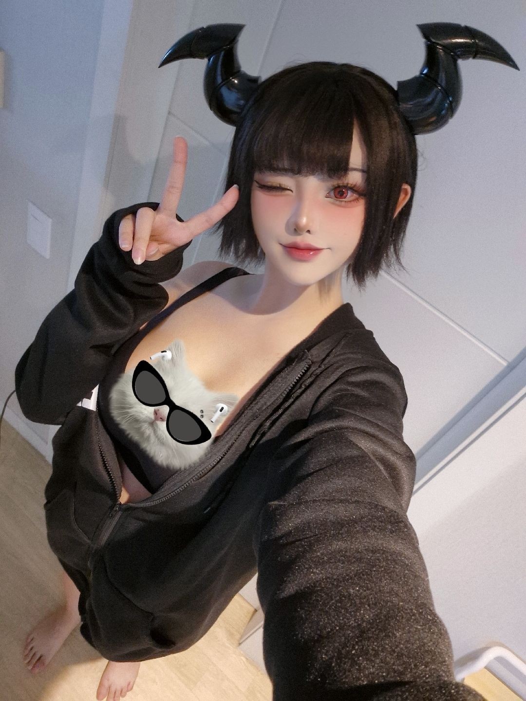 韩援Coser扮演《妮姬》小红帽 好身材让人目不转睛