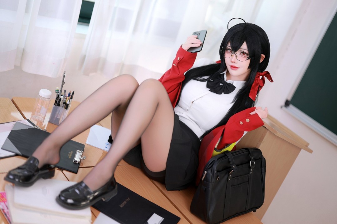 韩援Coser扮演《妮姬》小红帽 好身材让人目不转睛