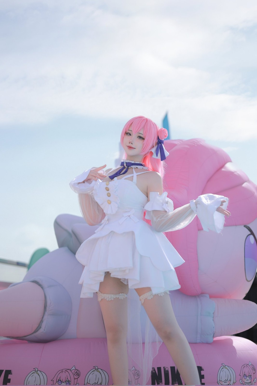 韩援Coser扮演《妮姬》小红帽 好身材让人目不转睛