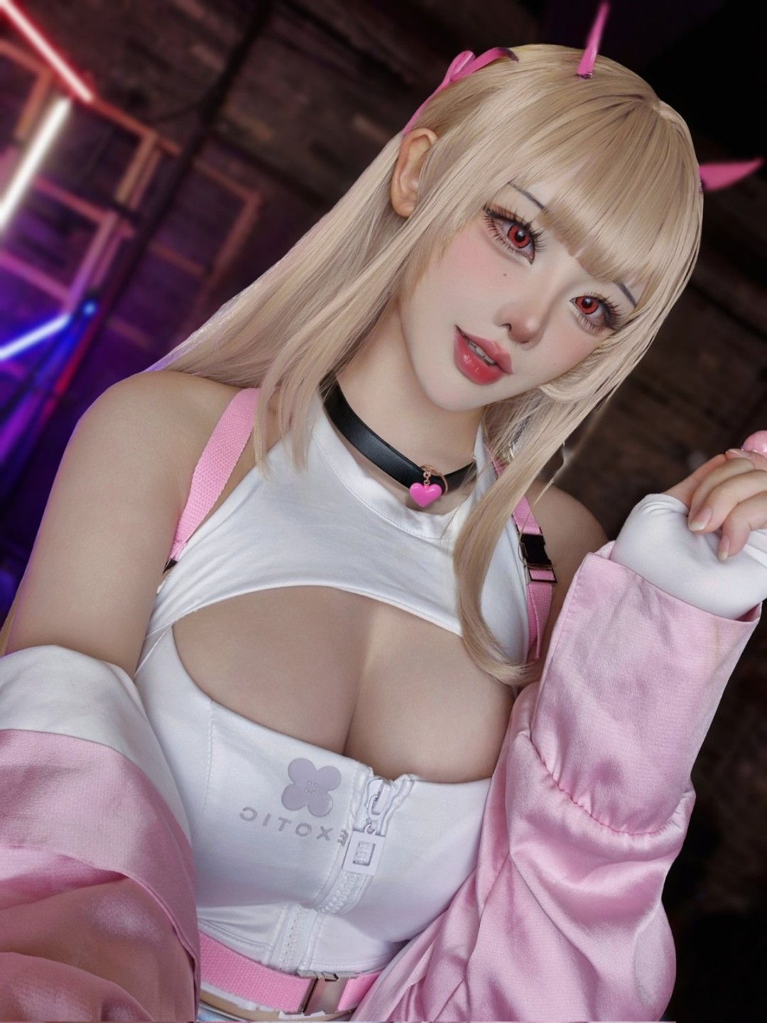 韩援Coser扮演《妮姬》小红帽 好身材让人目不转睛