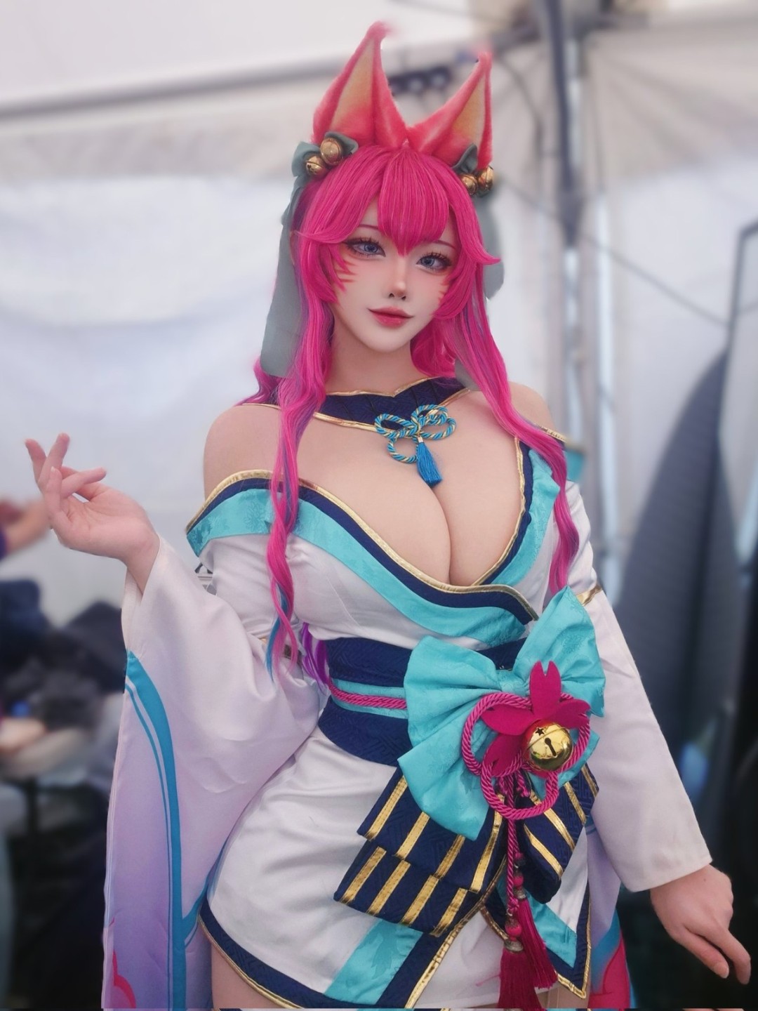 韩援Coser扮演《妮姬》小红帽 好身材让人目不转睛